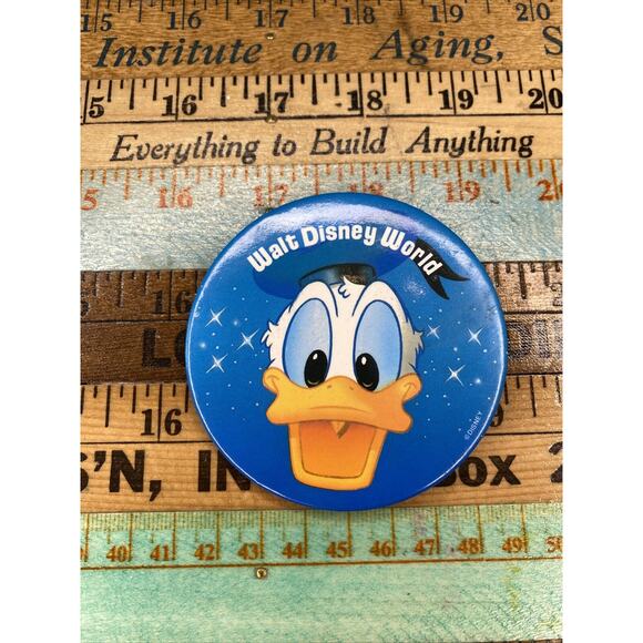 Vintage WALT DISNEY WORLD MGM STUDIOS MEDAL COIN TOKEN Pins Donald Duck Mickey - Picture 2 of 9